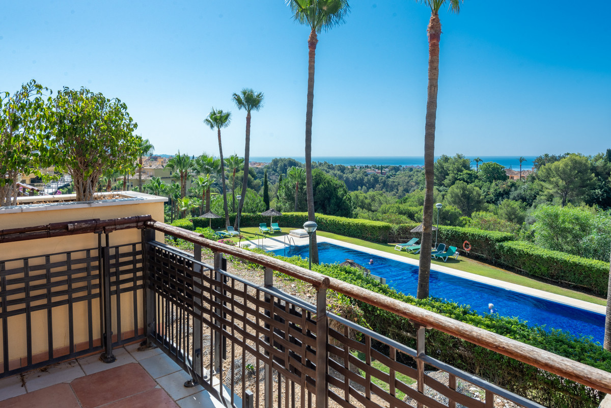 Golden Mile Marbella, 3 bedroom 2.5 bathroom apartment with sea views